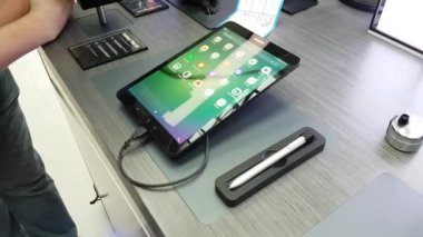  Tablet bilgisayar el yazısı test etkileşimli modern uzayda Galaxy S8 Studio