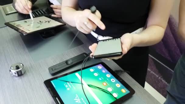 Tablet computer Teste de caligrafia no moderno espaço interativo Galaxy S8 Studio — Vídeo de Stock