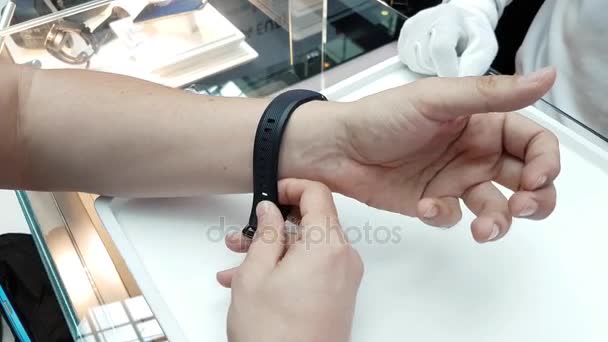 Cliente tentando Samsung engrenagem s3 relógio inteligente dentro Megapolis Shopping Mall, Moscou . — Vídeo de Stock