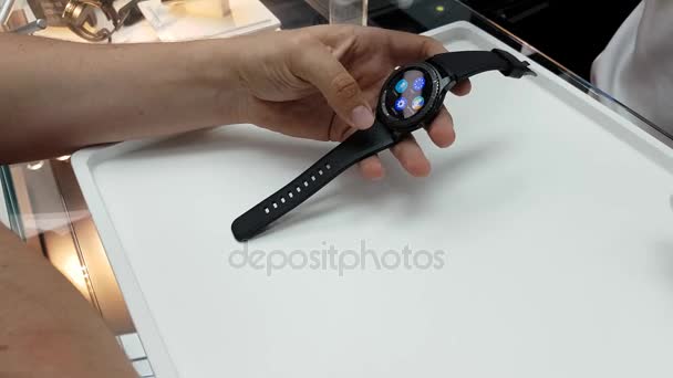 Zákazník se snaží Samsung gear s3 chytré hodinky uvnitř Megapolis nákupní centrum, Moskva. — Stock video