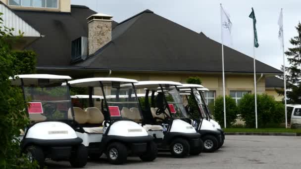 Група гольф автомобілів перед гольф-клуб Aglalrov нерухомості. — стокове відео