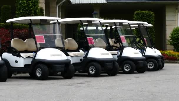 Grupo de coches de golf en frente de Aglalrov club de golf finca . — Vídeo de stock