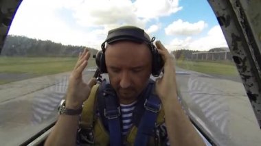 Gökyüzünde akrobasi uçağı şok adam