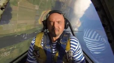 Gökyüzünde akrobasi uçağı şok adam