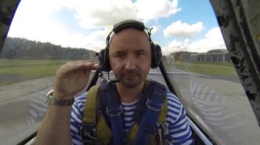 Gökyüzünde akrobasi uçağı şok adam