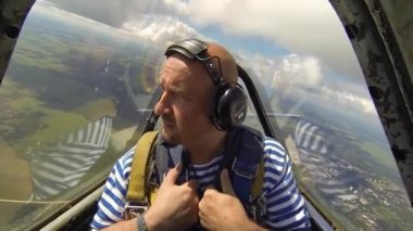 Gökyüzünde akrobasi uçağı şok adam