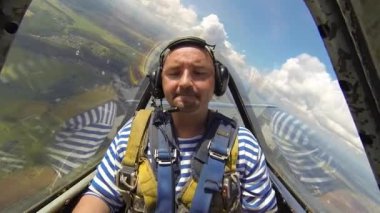 Adam bir akrobasi şekil taşıyan bir uçağın kokpit