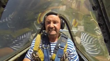 Adam bir akrobasi şekil taşıyan bir uçağın kokpit