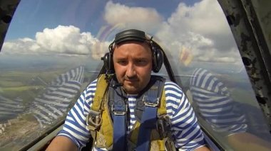 Adam bir akrobasi şekil taşıyan bir uçağın kokpit