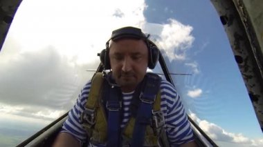 Adam bir akrobasi şekil taşıyan bir uçağın kokpit