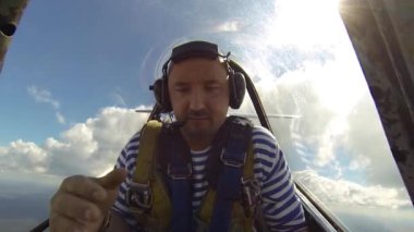 Adam bir akrobasi şekil taşıyan bir uçağın kokpit