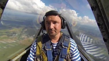 Adam bir akrobasi şekil taşıyan bir uçağın kokpit