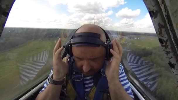 Homem chocado em aeronaves aeróbicas no céu — Vídeo de Stock