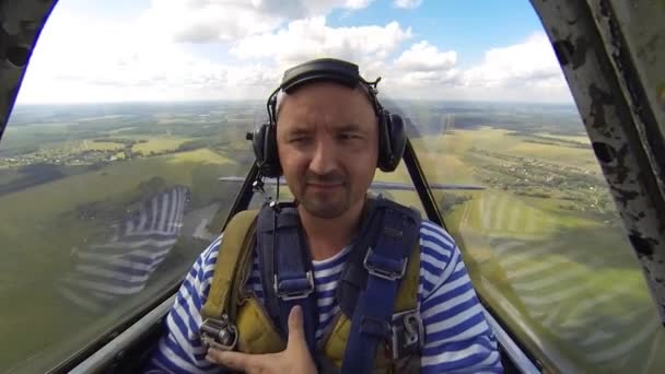 Muž v kokpitu letadla přepravující akrobacii obrázek — Stock video