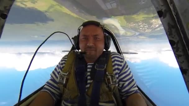 Man in de cockpit van een vliegtuig uitvoering een aerobatics figuur — Stockvideo