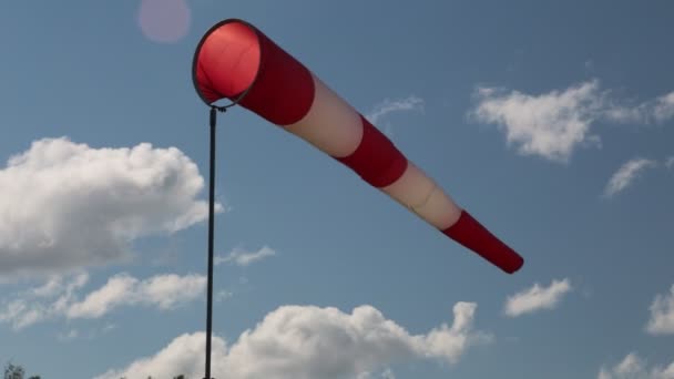 Manga de aire en movimiento windsock mostrar la dirección del viento que sopla cerca del lugar de aterrizaje del helicóptero — Vídeos de Stock