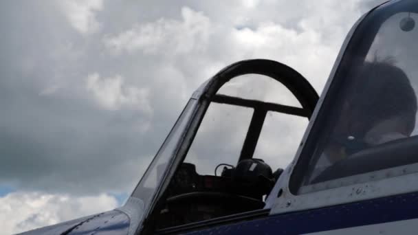 Пилот открыл и закрыл стеклянную кабину своего самолета — стоковое видео