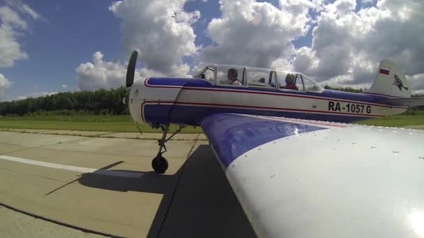 Kis repülőgép vesz le — Stock videók