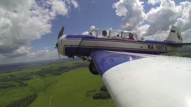 Sebességbe. Kilátás egy repülőgép szárnyát. — Stock videók