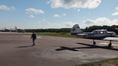 10 Haziran 2017 Ramenskoe, Rusya Federasyonu: Rus akrobasi uçaktan Yak 52 almak önce 