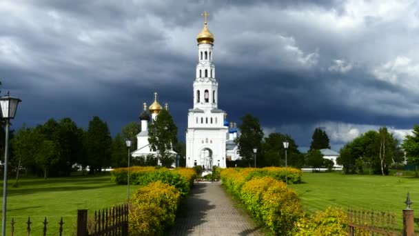 Церковь Успения Пресвятой Богородицы в Завидово, построена в 17 веке — стоковое видео