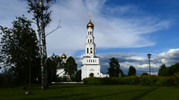 Церковь Успения Пресвятой Богородицы в Завидово, построена в 17 веке — стоковое видео