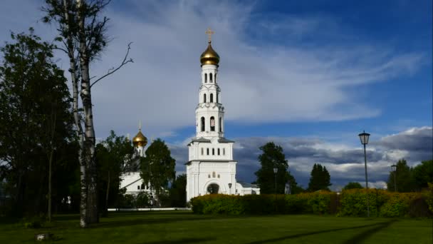 Az Isten anyja, Zavidovo, ortodox egyház építeni a 17. század — Stock videók