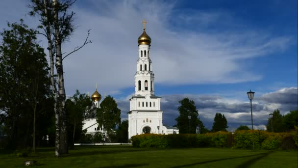 Церковь Успения Пресвятой Богородицы в Завидово, построена в 17 веке — стоковое видео