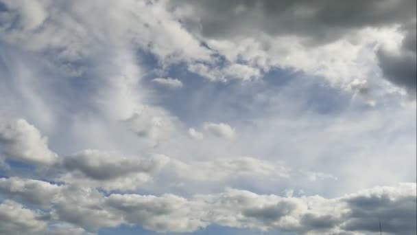 ciel avec nuages en cours d'exécution, laps de temps 