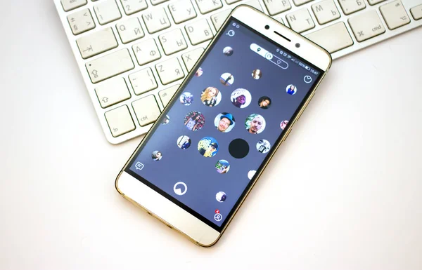 Smartphone açýk apps Nimses uygulama dizüstü klavye. — Stok fotoğraf