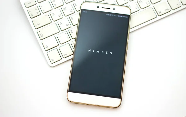 Aplicaciones abiertas Smartphone Nimses aplicación en el teclado portátil . — Foto de Stock