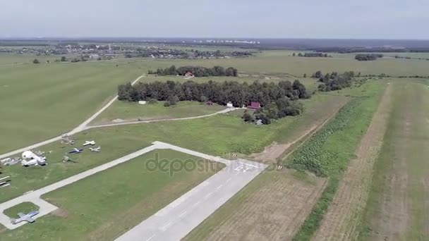 Letecký pohled na malé letiště Bolshoe Gryzlovo s letadly v lese — Stock video