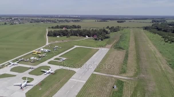 Vista aérea del pequeño aeropuerto Bolshoe Gryzlovo con aviones en el bosque — Vídeos de Stock