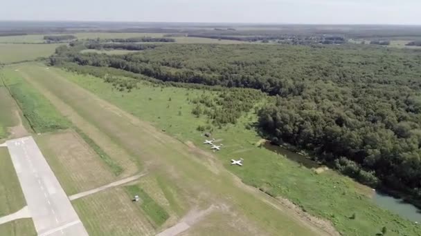 Vista aérea del pequeño aeropuerto Bolshoe Gryzlovo con aviones en el bosque — Vídeo de stock