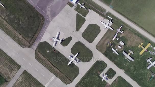 Aerial view of small airport Bolshoe Gryzlovo with planes in the forest — Stock Video