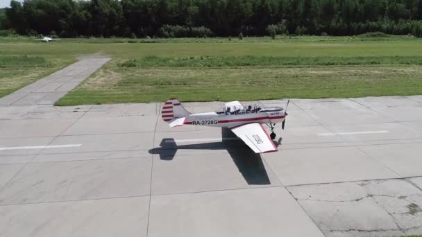 Sportovní letadla Příprava k letu, motor začít v letiště Bolshoye Gryzlovo. — Stock video