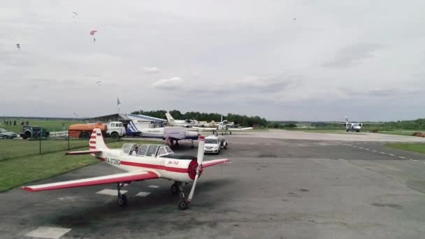 Spor uçak uçuş için hazırlanıyor, motoru çalıştır Bolshoye Gryzlovo Havaalanı. — Stok video