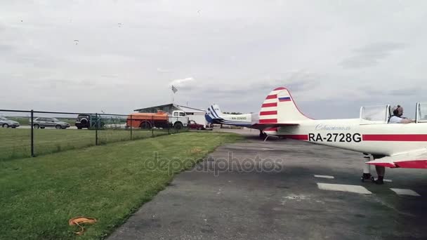 Sport vliegtuigen vlucht voorbereiden, motor start in Bolshoye Gryzlovo luchthaven. — Stockvideo