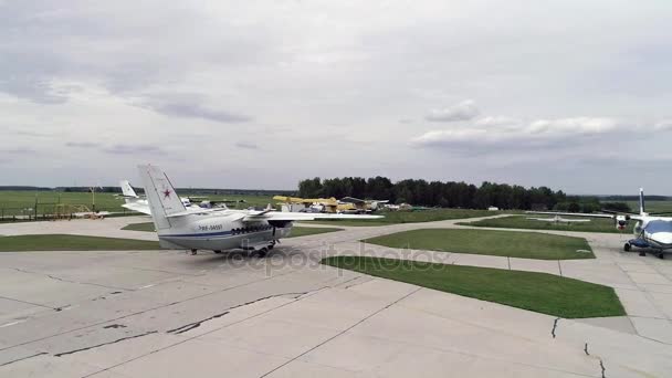 Vue aérienne du petit aéroport Bolshoe Gryzlovo avec des avions dans la forêt — Video