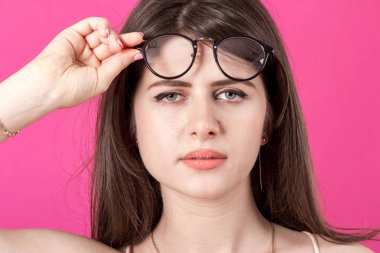 güzel genç gülümseyen kadın portresi 