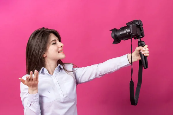 카메라와 함께 아름 다운 젊은 웃는 여자의 초상화 — 스톡 사진