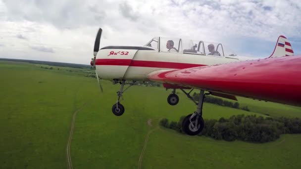 空気のロシアの飛行機 翼の上のカメラからの眺め — ストック動画