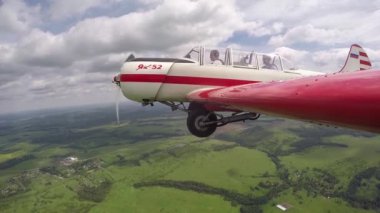 Pilot yapar akrobasi rakamlar küçük Yakovlev 52 yolcu ile.