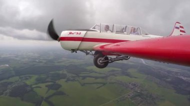 Pilot yapar akrobasi rakamlar küçük Yakovlev 52 yolcu ile.