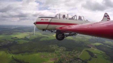 Pilot yapar akrobasi rakamlar küçük Yakovlev 52 yolcu ile.