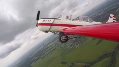 Pilot yapar akrobasi rakamlar küçük Yakovlev 52 yolcu ile.