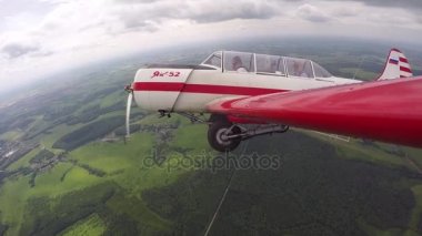 Pilot yapar akrobasi rakamlar küçük Yakovlev 52 yolcu ile.