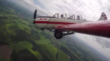 Pilot yapar akrobasi rakamlar küçük Yakovlev 52 yolcu ile.