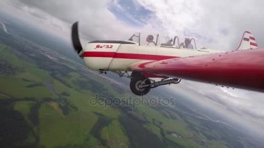 Pilot yapar akrobasi rakamlar küçük Yakovlev 52 yolcu ile.