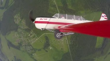 Pilot yapar akrobasi rakamlar küçük Yakovlev 52 yolcu ile.
